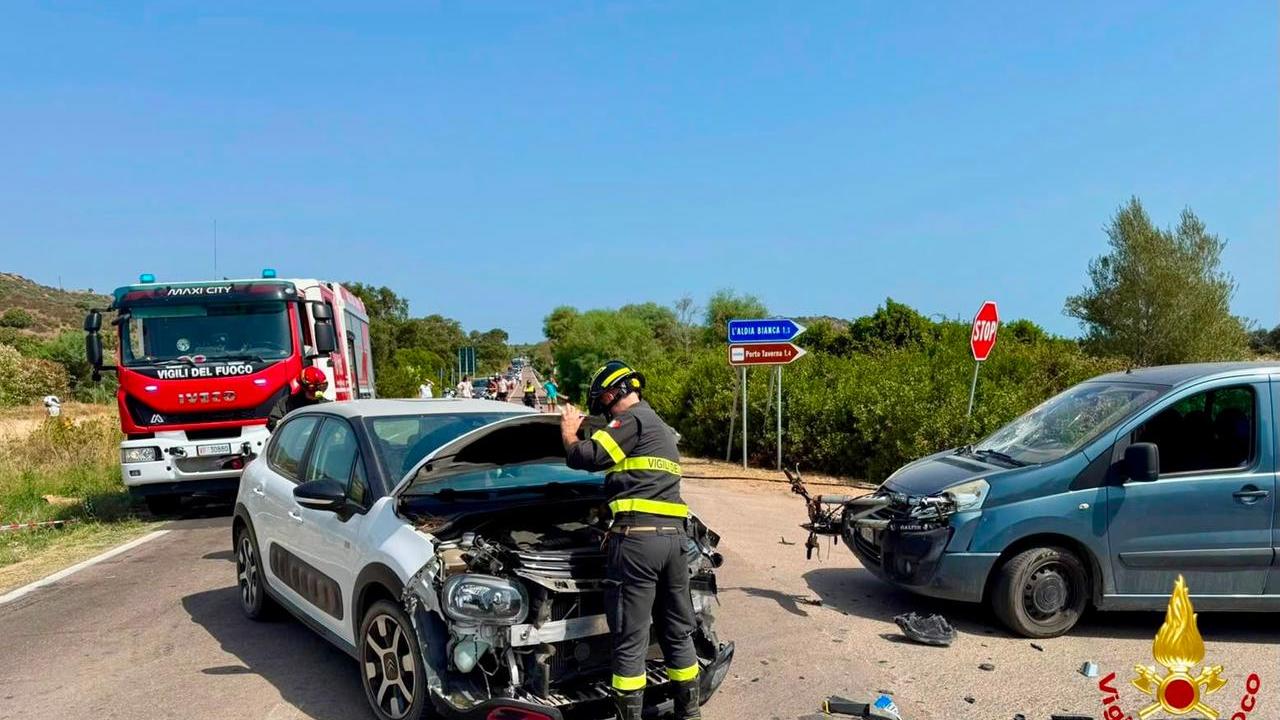 Scontro tra due auto e una moto: ferito il motociclista, traffico bloccato per ore