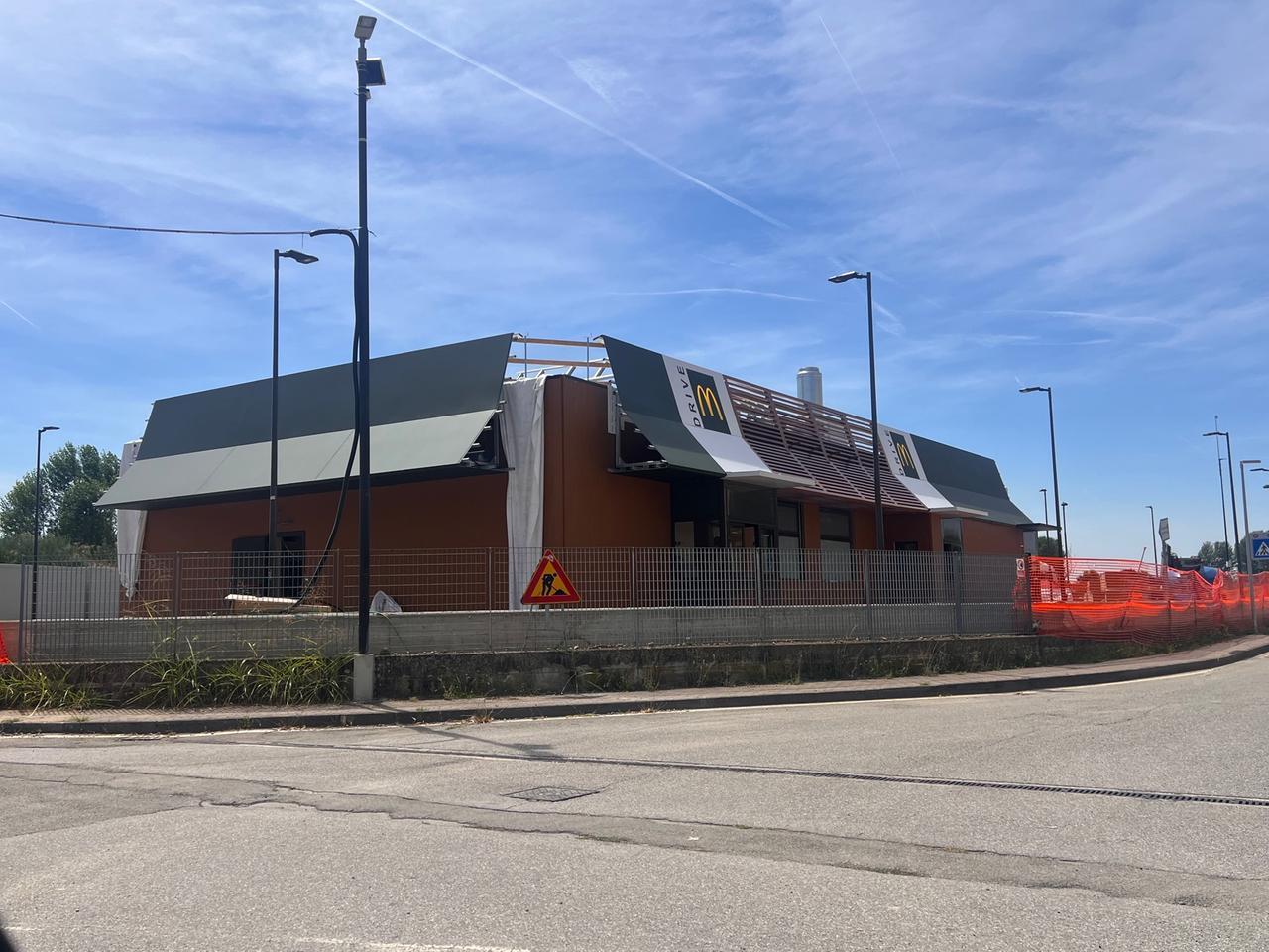 Prende forma il nuovo McDonald’s ad Appalto di Soliera: ecco le insegne e le offerte di lavoro