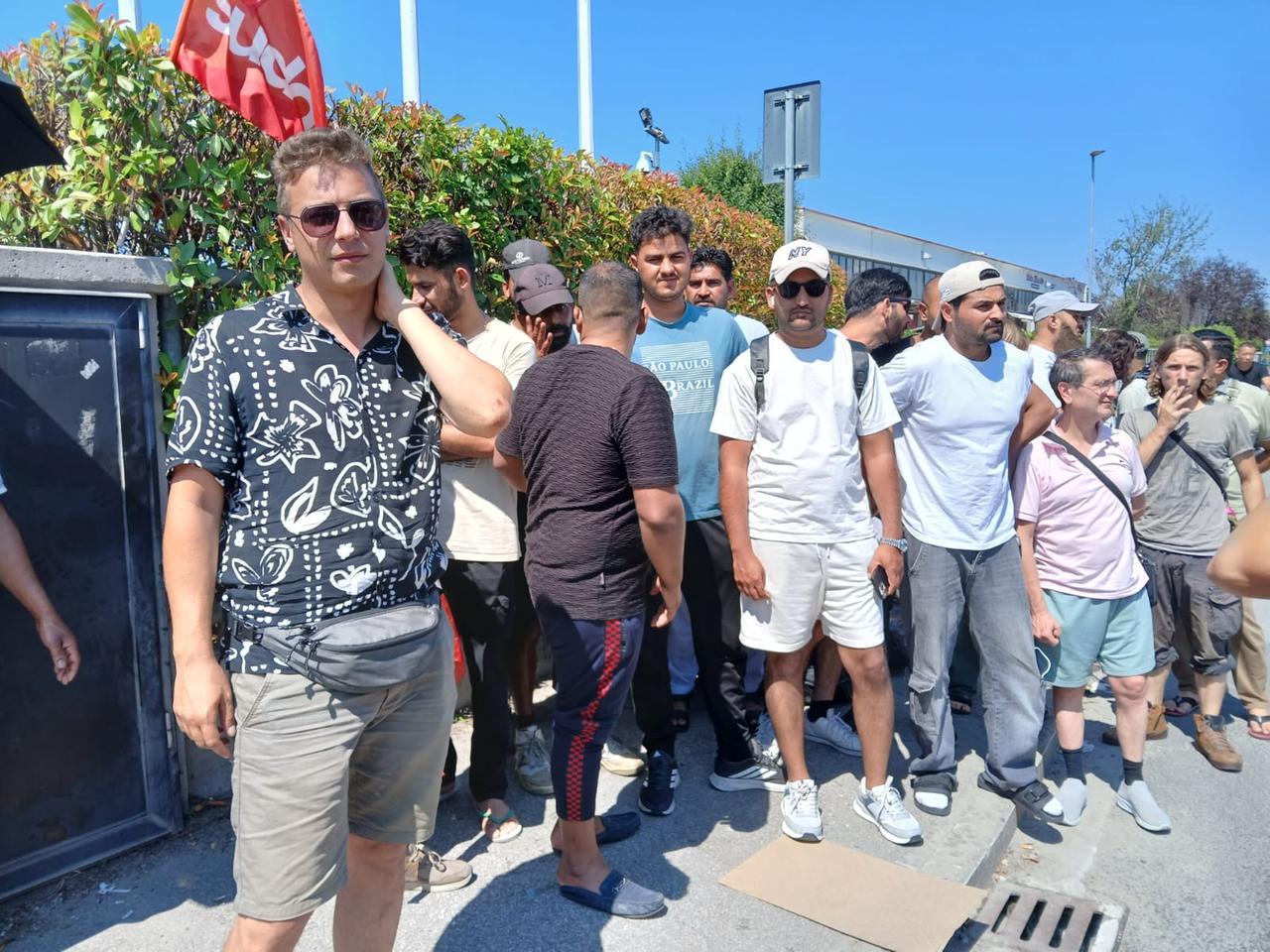 
	Luca Toscano del Sudd Cobas coi lavoratori davanti alla Acca di Seano

