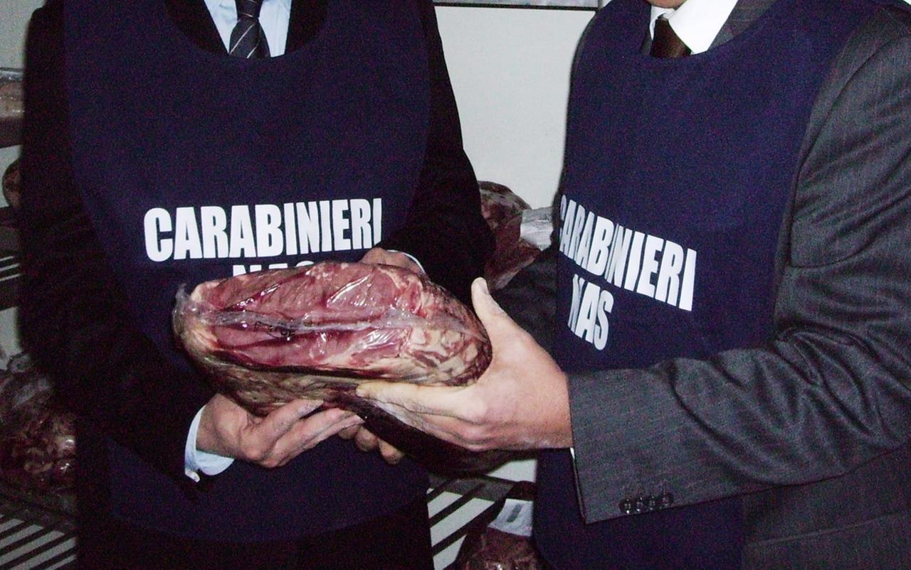 Blitz dei Nas in un supermercato: sequestrati 130 chili di cibo mal conservato