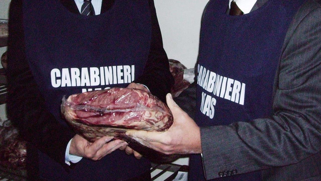 Blitz dei Nas in un supermercato: sequestrati 130 chili di cibo mal conservato