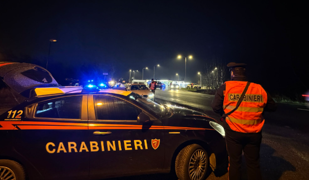 Provoca un incidente e scappa: i carabinieri scoprono che la 43enne era senza patente