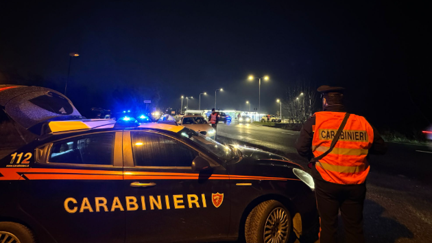 Provoca un incidente e scappa: i carabinieri scoprono che la 43enne era senza patente