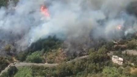 Il fuoco minaccia le case e il convento delle suore, due canadair in volo: evacuazioni in corso