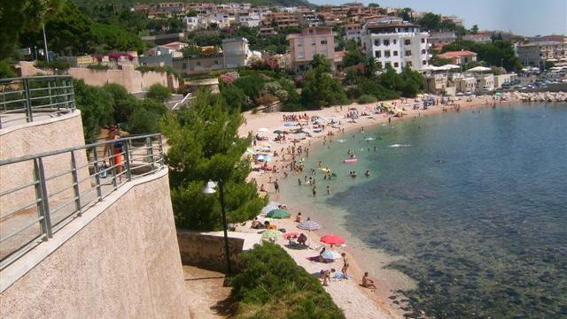 Paura in spiaggia, dodicenne si tuffa in mare e si schianta sulle rocce – Cosa è successo