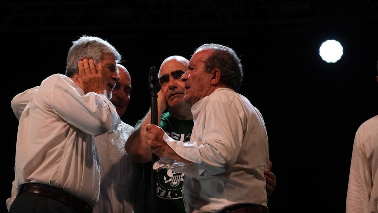 Sorpresa sul palco, i Tenores di Neoneli irrompono al concerto di Elio e le storie tese – L’esibizione