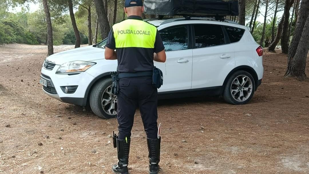 Estate cafona ad Alghero, parcheggia con il Suv nella pineta di Maria Pia