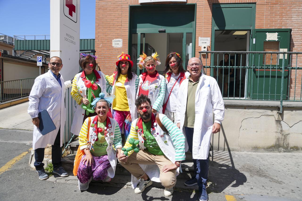 
	Il gruppo di clown dei Libecciati con il direttore Mencaroni e il primario Dallatomasina (foto Stick)

