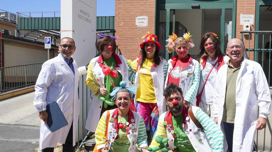Il gruppo di clown dei Libecciati con il direttore Mencaroni e il primario Dallatomasina (foto Stick)