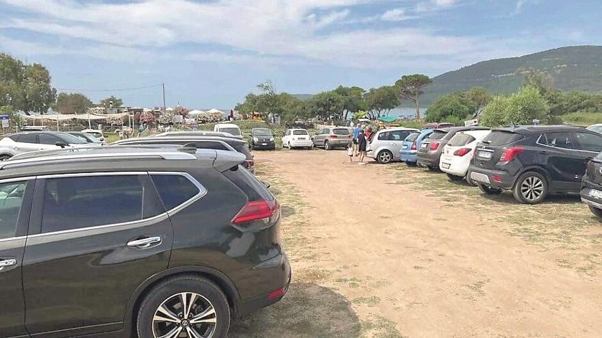 Alghero, caccia ai posteggi sul litorale: il Comune guarda ai terreni privati – L’avviso