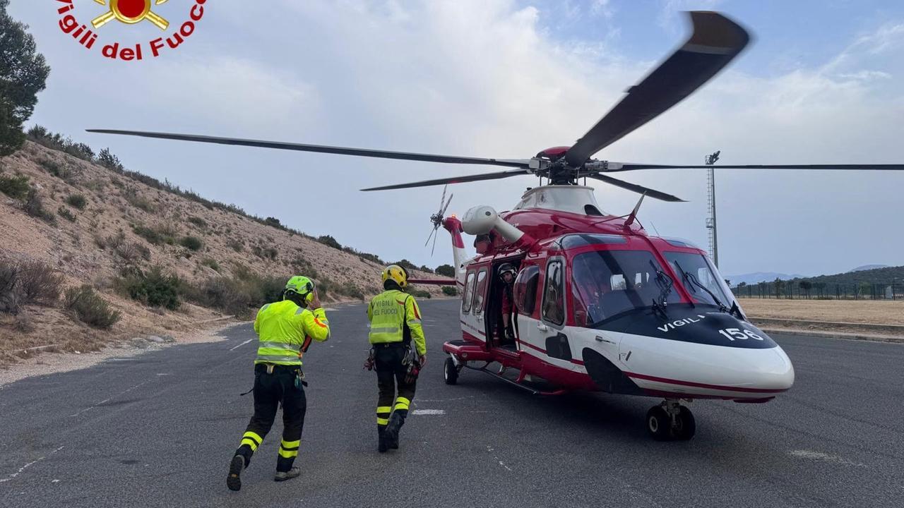 Paura in mare, finiscono con il sup contro gli scogli: una donna e due bambine salvate con l’elicottero