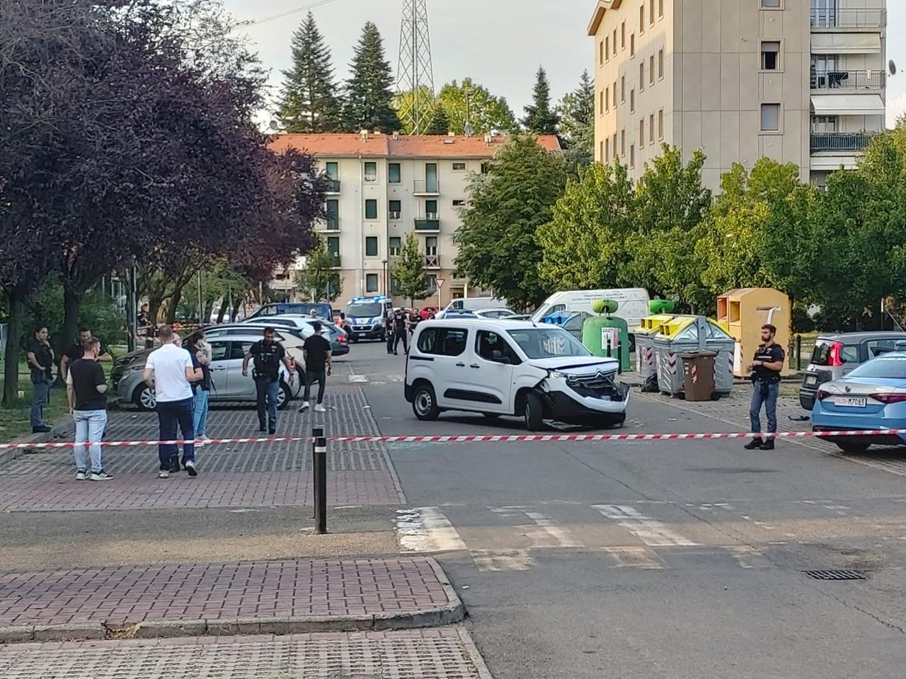 Reggio Emilia, paura in via Colonna davanti al Sigma: la lite per un incidente finisce con machete e pistole