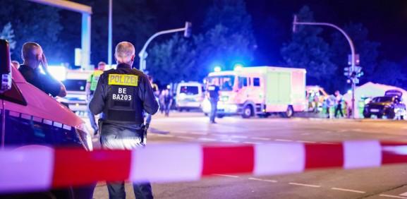 Furgone travolge il corteo Pride a Berlino, il bilancio è tragico: un morto e 16 feriti