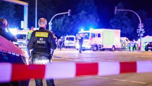 Furgone travolge il corteo Pride a Berlino, il bilancio è tragico: un morto e 16 feriti