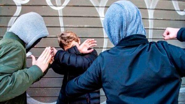Risse, minacce, accoltellamenti e cyberbullismo: aumenta la violenza giovanile, coinvolti 4 studenti su 10