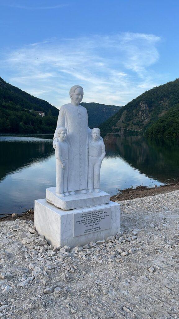 Vagli, sparisce la frase sull’anticomunismo dalla statua dedicata a don Milani
