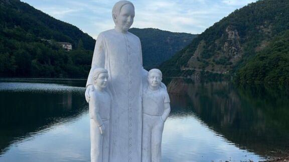 Vagli, sparisce la frase sull’anticomunismo dalla statua dedicata a don Milani