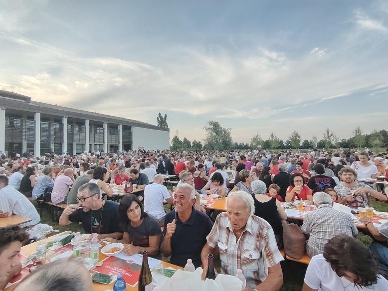 In 2mila a Casa Cervi alla Pastasciutta Antifascista. Errani: «Sconfiggiamo culturalmente e politicamente i nuovi fascisti»