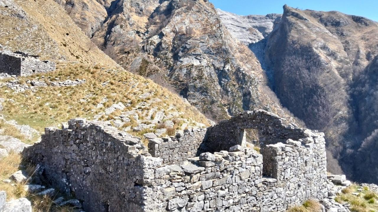 «Aiuto», poi il silenzio: escursionista disperso tra i monti in Toscana passa la notte nel borgo abbandonato – Ritrovato dall'elicottero