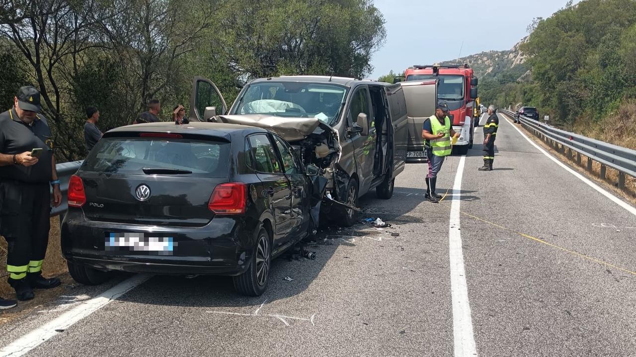 Paura sulla statale, violento schianto frontale tra un van e un’auto: sei feriti di cui due minori