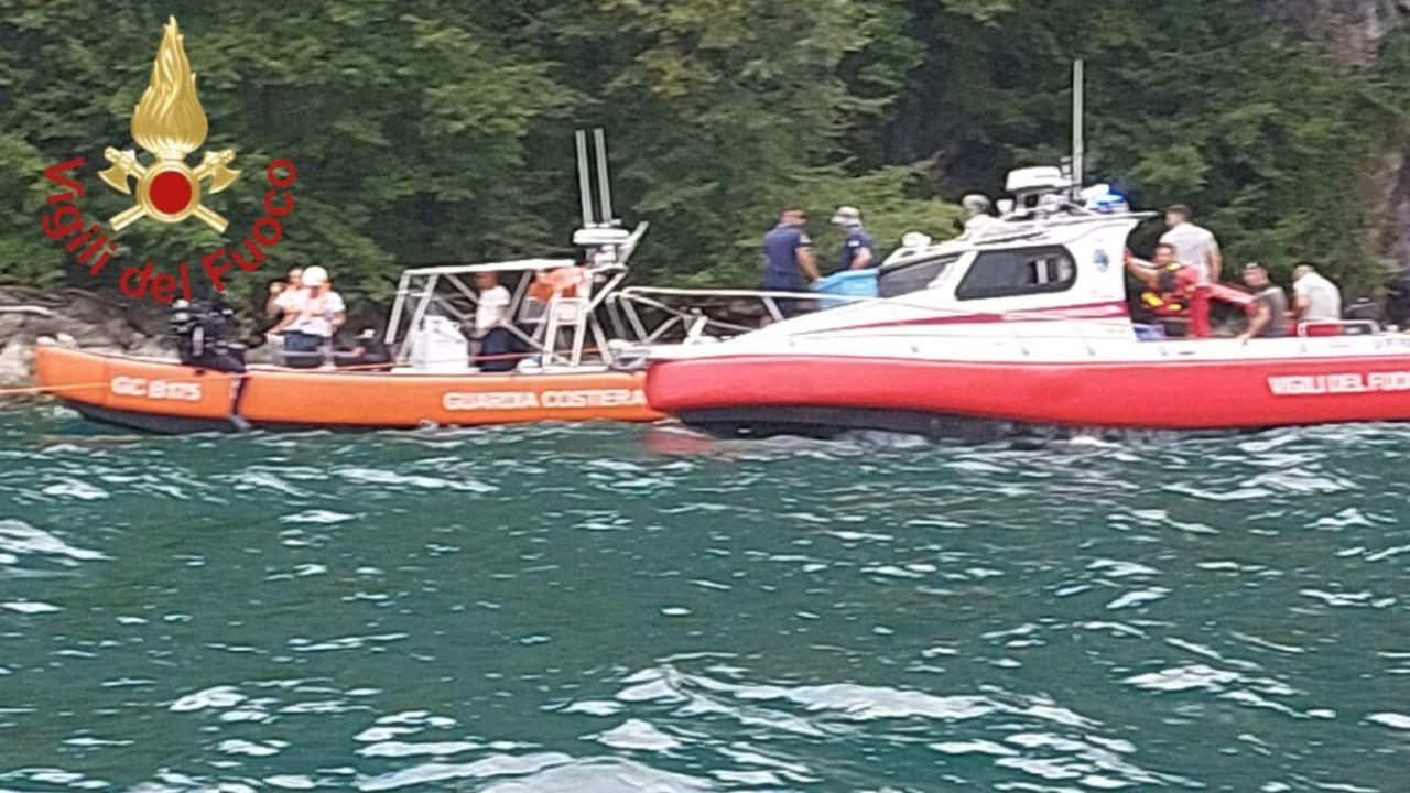 Soccorritori sul posto (foto LaPresse)