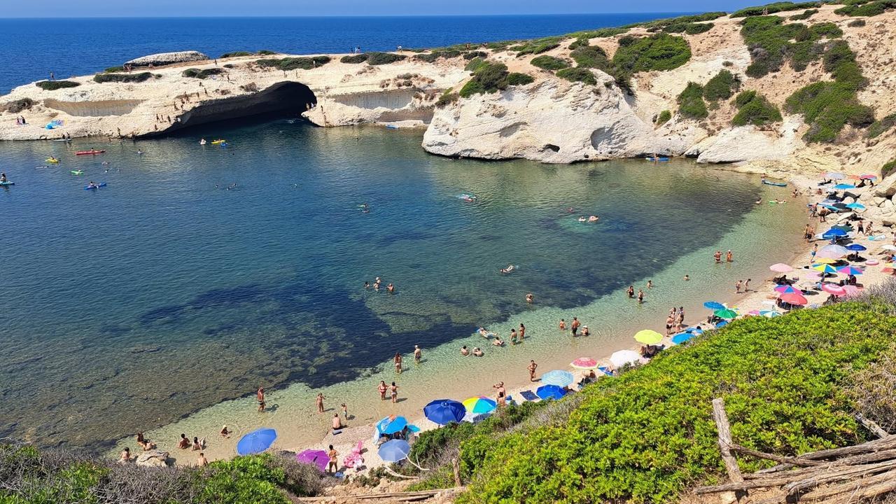 Ombrelloni e lettini “segnaposto” in spiaggia mentre i proprietari sono altrove: sequestri e multe