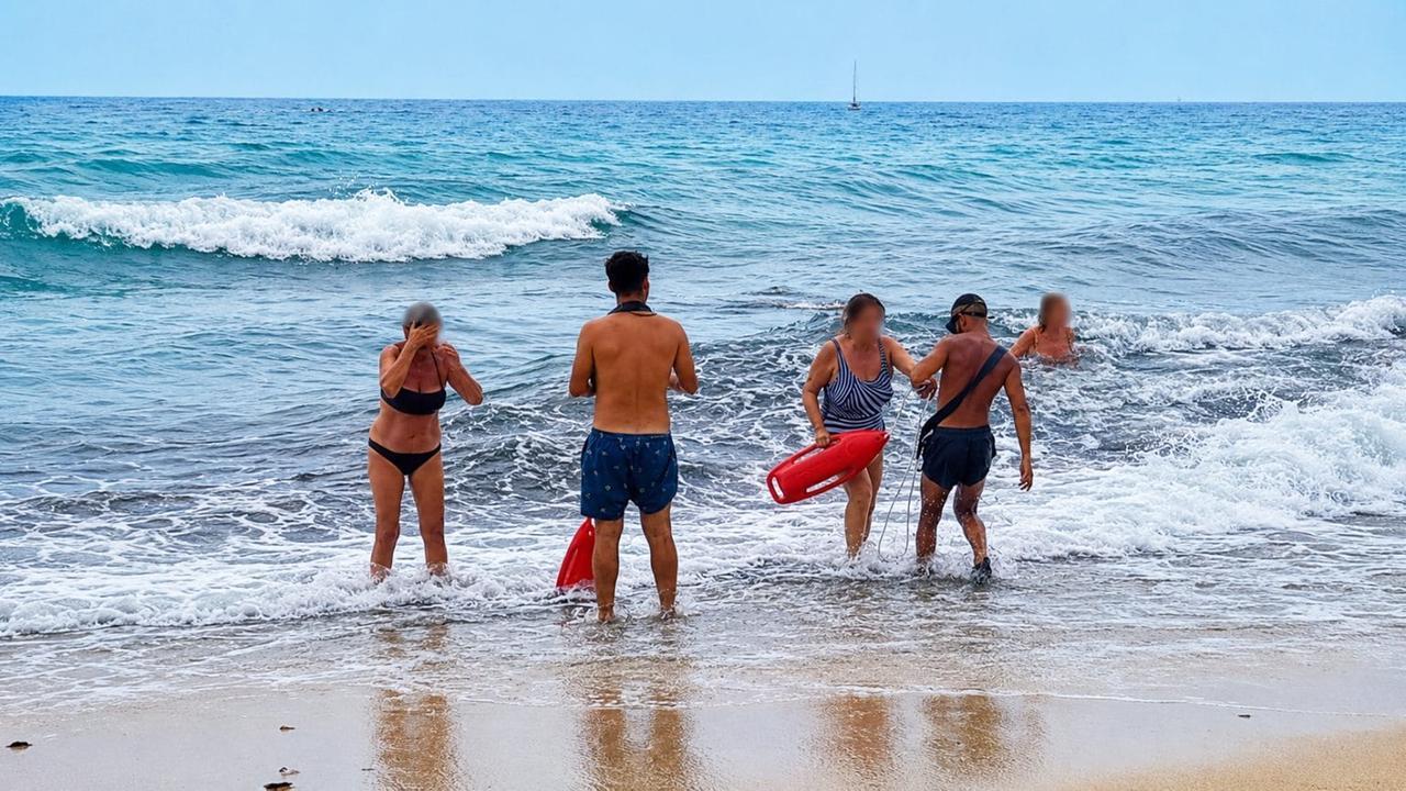 Entrano in acqua nonostante la bandiera rossa, due donne trascinate dalla corrente: l’intervento in extremis di due giovani bagnini