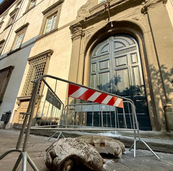 Lucca, in frantumi lo stemma di marmo di Palazzo Fatinelli