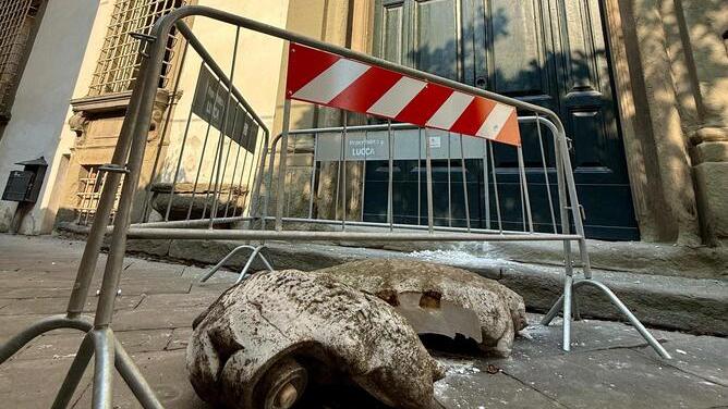 Il blocco di marmo in frantumi (foto Nucci)