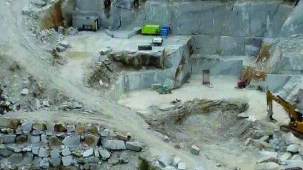 La cava in cui perse la vita il cavatore di Gorfigliano 