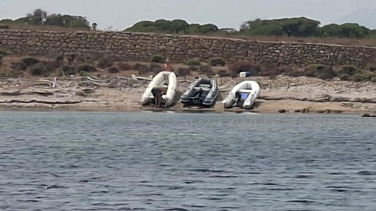 Parcheggiano i gommoni sulla spiaggia: il paradiso dell’Asinara sotto assedio dai turisti “cafoni”