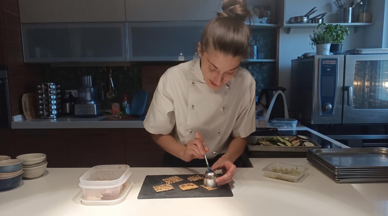 
	La chef Jessica Lupelli cucina a casa delle famiglie

