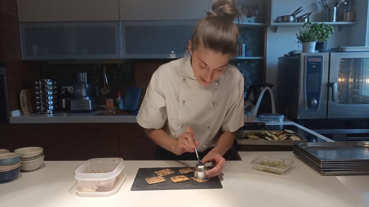 La chef Jessica Lupelli cucina a casa delle famiglie