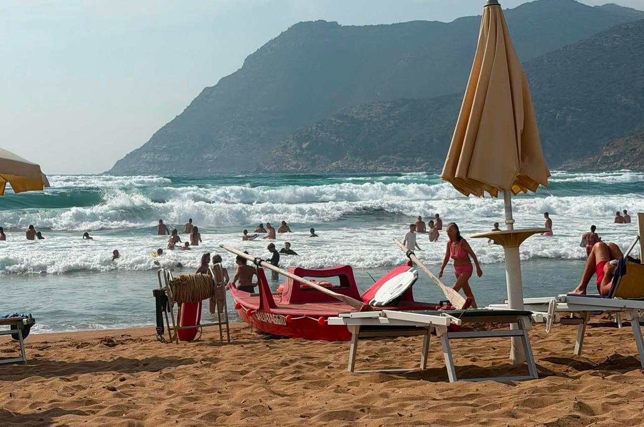 Paura a Porto Ferro, il mare si agita improvvisamente: cinque persone salvate dai bagnini