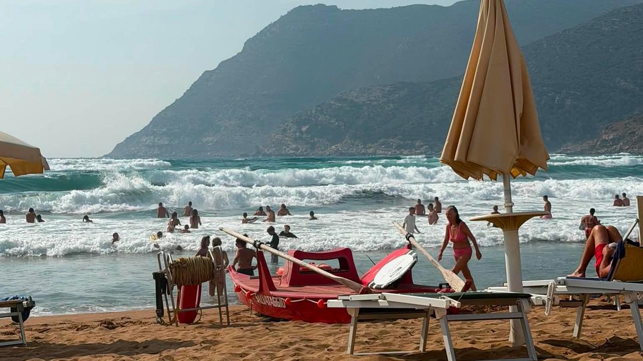 Paura a Porto Ferro, il mare si agita improvvisamente: cinque persone salvate dai bagnini
