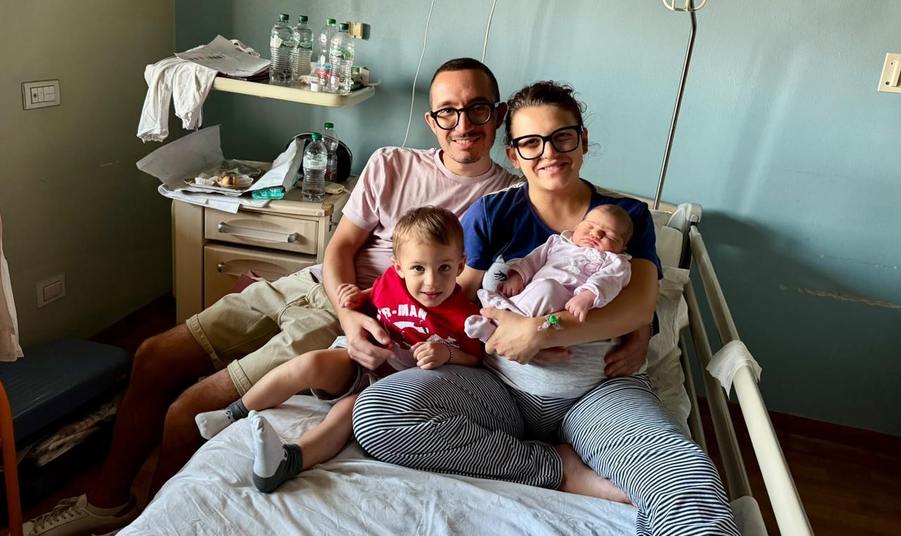 Edoardo e Olivia, nati lo stesso giorno di papà e mamma: «Coincidenza che renderà i nostri compleanni speciali»