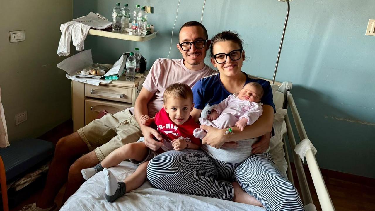 La famiglia Roncaglia al Policlinico di Modena dopo la nascita di Olivia