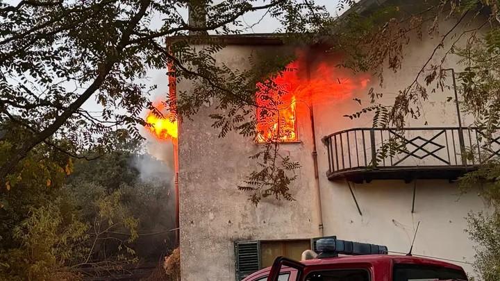 Incendi, l’appello di Niccolò: «Siamo salvi, ma la nostra casa è diventata cenere: aiutateci» – La raccolta fondi