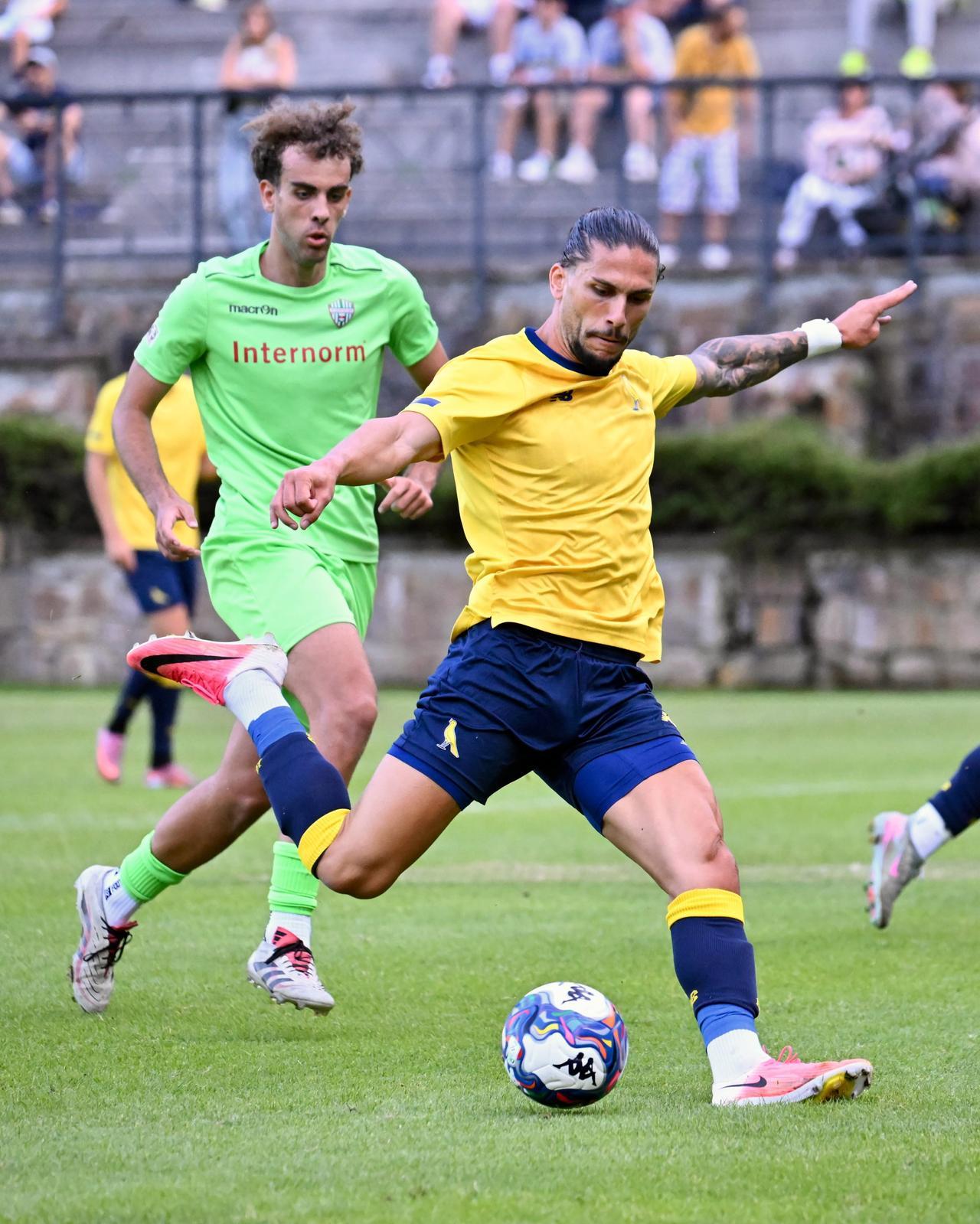 
	Pedro Mendes in azione con la maglia del Modena

