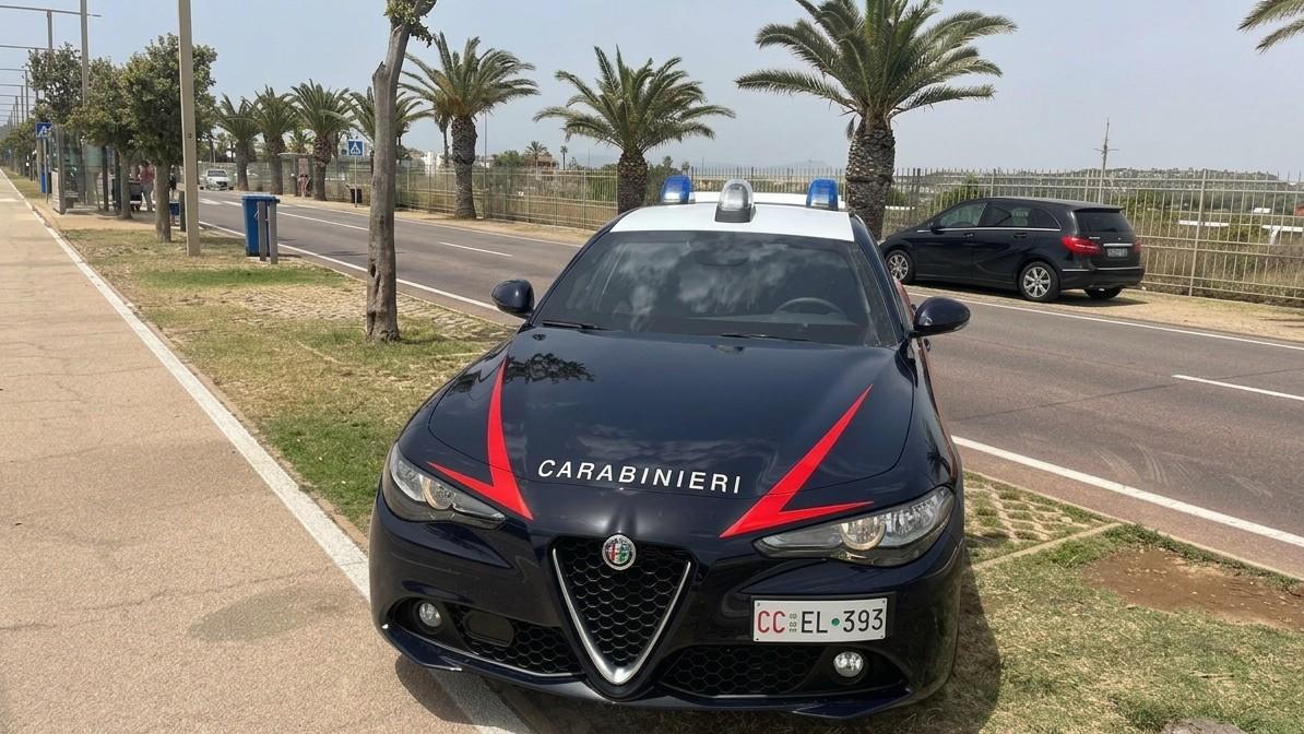 Inseguimento sul lungomare, sorpassa una pattuglia a tutta velocità e poi cerca di scappare: bloccato un 22enne