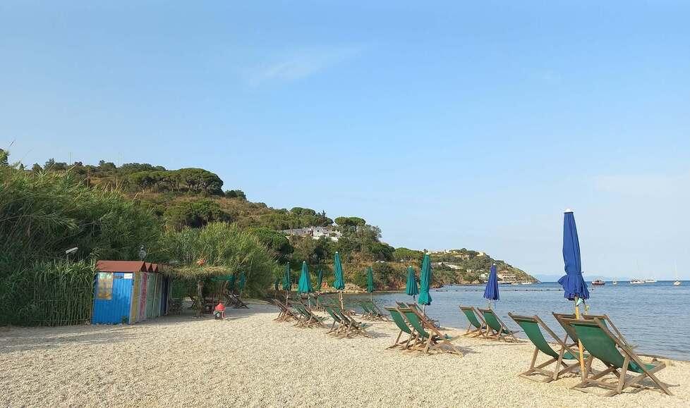 Dog beach e lettini gratuiti: l’altro mare di Porto Azzurro – Come funziona