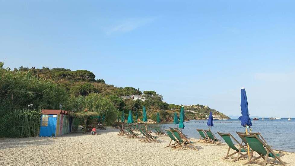 A Porto Azzurro lettini e ombrelloni gratuiti