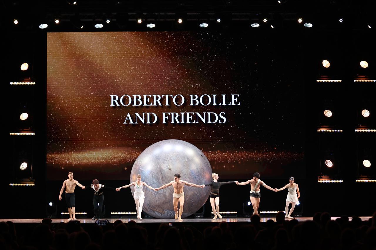 Roberto Bolle and Friends sotto le stelle di Pula incantano la platea della Forte Arena