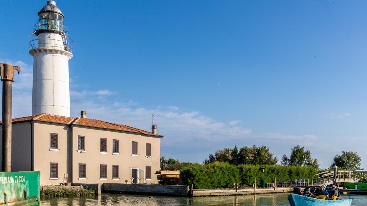 Goro, furti nelle auto all’imbarco per l’Isola dell’Amore: «Macchine ripulite»