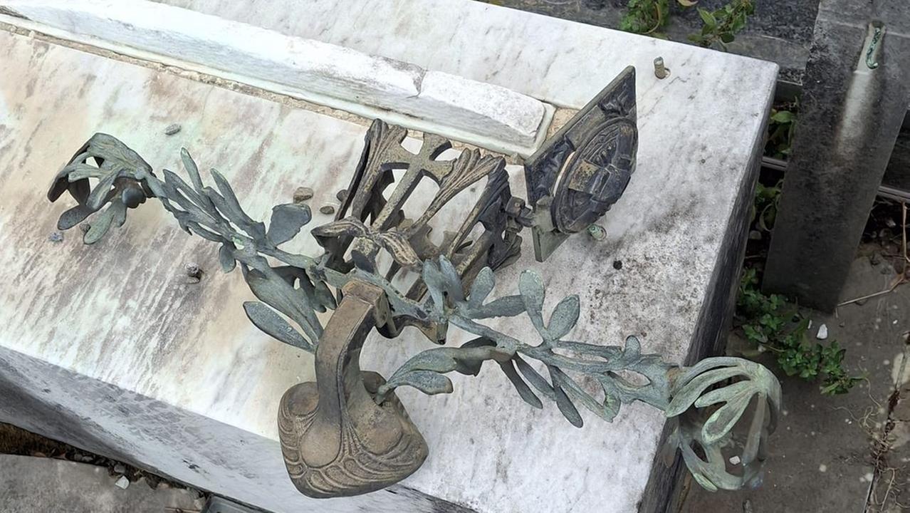 Tombe danneggiate dai vandali a Massa Macinaia