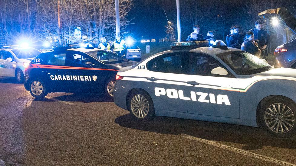 Pattuglie dei carabinieri e la volante della polizia (Foto d’archivio)