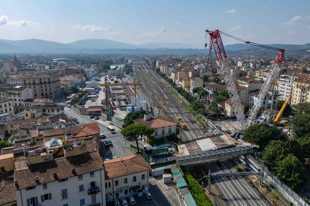 Firenze, varato il nuovo Ponte al Pino: stop ai treni fino al 30 luglio. Al cantiere c’è anche Salvini