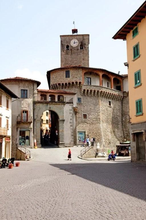 Castelnuovo, la scommessa sul commercio: fondi gratis nel centro storico 
