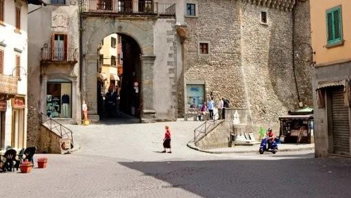 Castelnuovo, la scommessa sul commercio: fondi gratis nel centro storico<br>