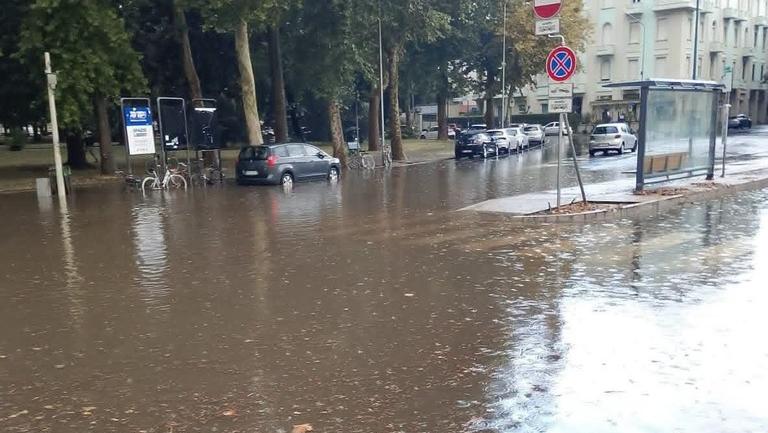 Uno degli scatti pubblicati dal consigliere Jonathan Targetti: ecco come si presentava il piazzale davanti alla stazione domenica 26 luglio
